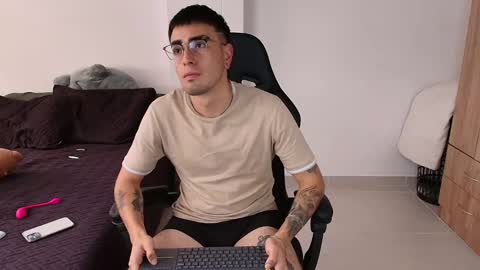 Snapshot of andy_shaaw chatting on February 21, 4:59 pm Andres online show from February 21, 4:59 pm