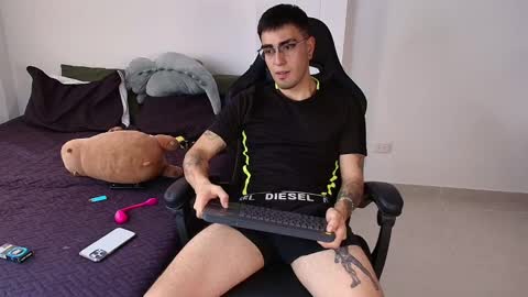 Snapshot of andy_shaaw chatting on February 25, 8:19 pm Andres online show from February 25, 8:19 pm
