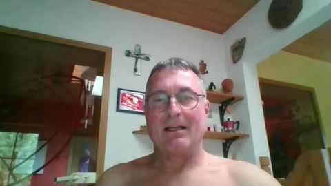 Snapshot of andybayern chatting on June 10, 2:27 pm andybayern online show from June 10, 2:27 pm