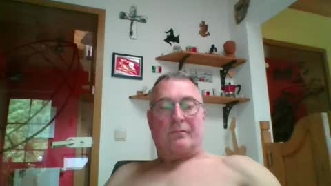 Snapshot of andybayern chatting on June 12, 1:43 pm andybayern online show from June 12, 1:43 pm