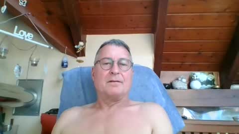 Snapshot of andybayern chatting on July 18, 8:18 am andybayern online show from July 18, 8:18 am