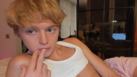 angel_andreww online show from April 20, 8:10 pm