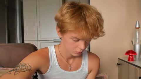 Snapshot of angel_andreww chatting on June 16, 9:01 am angel_andreww online show from June 16, 9:01 am