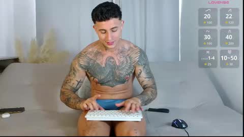 Snapshot of angel_boy01 chatting on April 24, 4:31 pm angel_boy01 online show from April 24, 4:31 pm