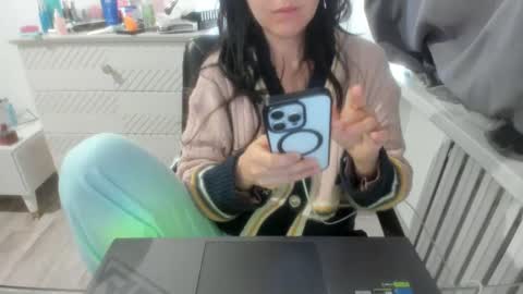 Snapshot of angel_lee__ chatting on January 5, 3:43 am angel_lee__ online show from January 5, 3:43 am