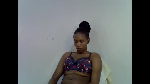 Snapshot of angel_mia5 chatting on December 18, 12:38 am angel_mia5 online show from December 18, 12:38 am