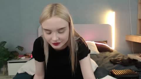 Snapshot of angel_share chatting on May 6, 12:32 pm Angela online show from May 6, 12:32 pm