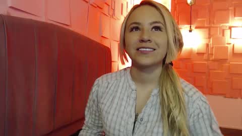 Snapshot of angel_white25 chatting on December 14, 11:37 am Angel online show from December 14, 11:37 am