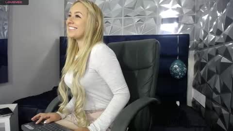 Snapshot of angel_white25 chatting on December 22, 11:51 am Angel online show from December 22, 11:51 am