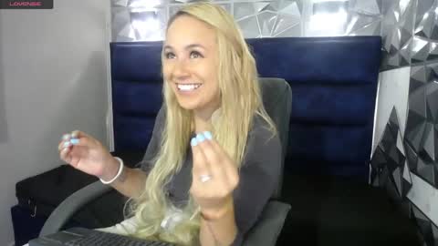 Snapshot of angel_white25 chatting on April 16, 3:57 pm Angel online show from April 16, 3:57 pm