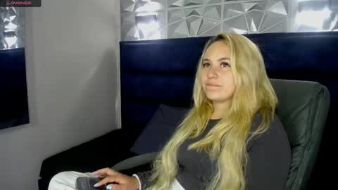 Snapshot of angel_white25 chatting on April 16, 9:39 pm Angel online show from April 16, 9:39 pm