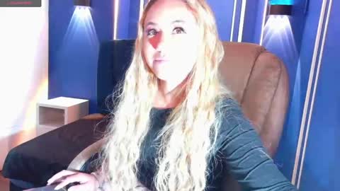 Snapshot of angel_white25 chatting on April 17, 1:03 pm Angel online show from April 17, 1:03 pm