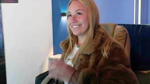 Snapshot of angel_white25 chatting on April 19, 12:04 pm Angel online show from April 19, 12:04 pm