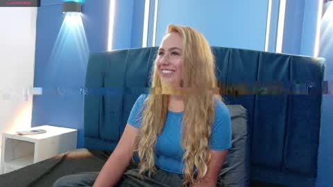 Snapshot of angel_white25 chatting on April 23, 2:08 pm Angel online show from April 23, 2:08 pm