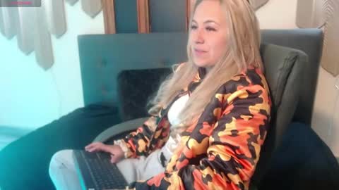 Snapshot of angel_white25 chatting on May 6, 12:21 pm Angel online show from May 6, 12:21 pm