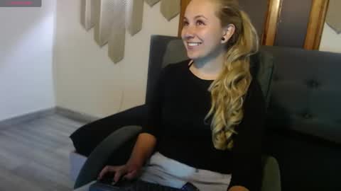 Snapshot of angel_white25 chatting on May 10, 11:48 am Angel online show from May 10, 11:48 am