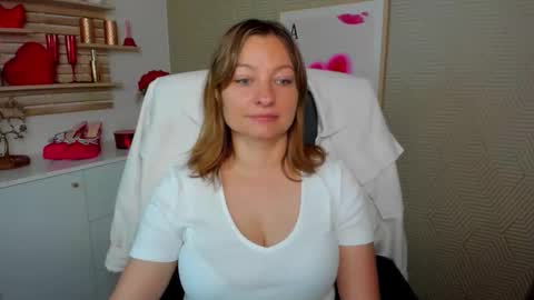 Snapshot of angela_samt chatting on June 10, 5:39 am Angela online show from June 10, 5:39 am