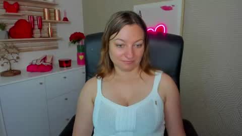 Snapshot of angela_samt chatting on June 12, 5:50 am Angela online show from June 12, 5:50 am