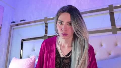 Snapshot of angela_white22 chatting on April 27, 7:12 pm angela_white22 online show from April 27, 7:12 pm