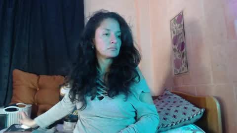 Snapshot of angelamaturevip chatting on May 1, 5:45 am Angela online show from May 1, 5:45 am