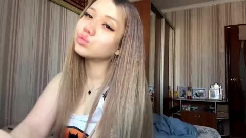 Snapshot of angelaribero chatting on April 18, 5:22 am Angel online show from April 18, 5:22 am