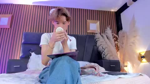 Snapshot of angeldoll_1 chatting on February 15, 5:04 am Angel Doll online show from February 15, 5:04 am