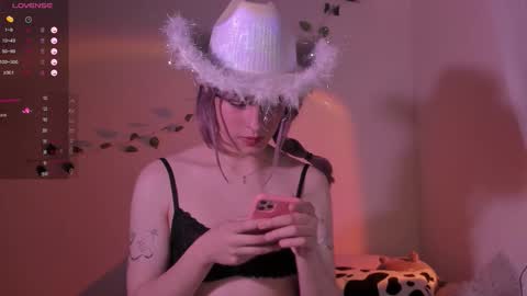 Snapshot of angelfiore chatting on October 27, 1:42 am Angel Fiore online show from October 27, 1:42 am