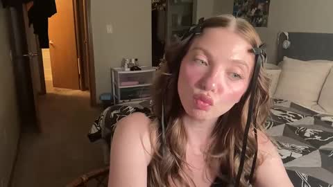 Snapshot of angelgrl444 chatting on January 10, 2:04 am Princess Peach online show from January 10, 2:04 am