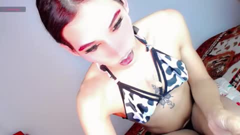 Snapshot of angelhotty_ chatting on February 15, 7:10 pm Angel fox online show from February 15, 7:10 pm