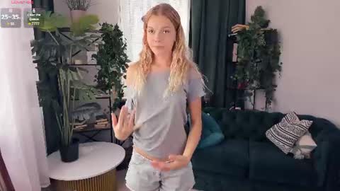 Snapshot of angelinahass chatting on August 9, 8:41 am Alice WOW online show from August 9, 8:41 am