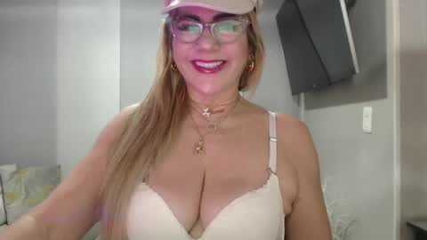 Snapshot of angelinna_12 chatting on October 26, 3:23 am angelinna_12 online show from October 26, 3:23 am