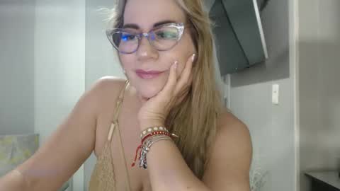 Snapshot of angelinna_12 chatting on October 28, 6:06 am angelinna_12 online show from October 28, 6:06 am