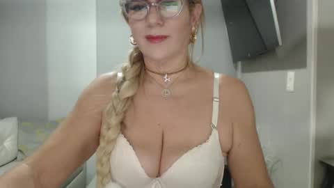 Snapshot of angelinna_12 chatting on November 5, 5:07 am angelinna_12 online show from November 5, 5:07 am