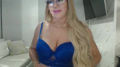 Snapshot of angelinna_12 chatting on January 12, 5:01 am angelinna_12 online show from January 12, 5:01 am