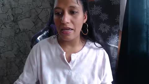 Snapshot of angelitaa_hot chatting on May 4, 9:00 pm angela online show from May 4, 9:00 pm