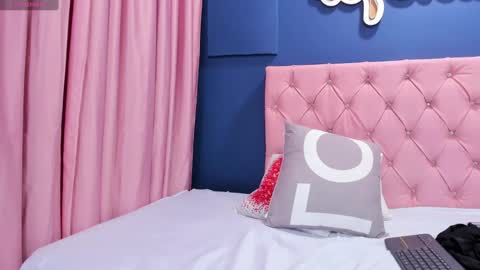 Snapshot of angelitawild_ chatting on February 23, 8:22 pm angel online show from February 23, 8:22 pm