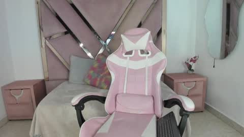 Snapshot of angell_petite01 chatting on May 6, 9:31 pm angell_petite01 online show from May 6, 9:31 pm