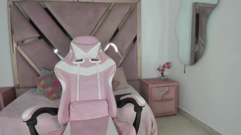 Snapshot of angell_petite01 chatting on May 7, 9:09 pm angell_petite01 online show from May 7, 9:09 pm