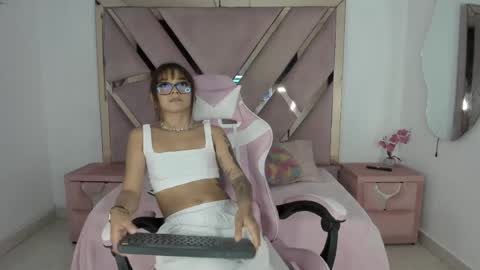 Snapshot of angell_petite01 chatting on May 14, 8:37 pm angell_petite01 online show from May 14, 8:37 pm