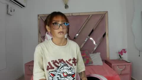 Snapshot of angell_petite01 chatting on May 22, 8:36 pm angell_petite01 online show from May 22, 8:36 pm