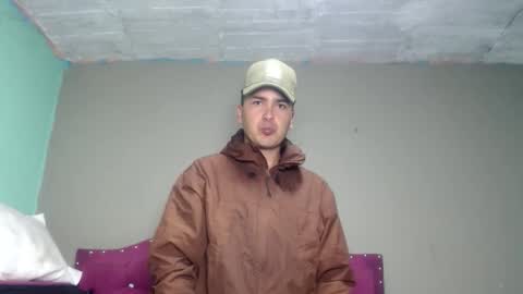 Snapshot of angels_0001 chatting on June 1, 7:21 am angels_0001 online show from June 1, 7:21 am