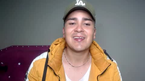 Snapshot of angels_0001 chatting on August 7, 1:51 am angels_0001 online show from August 7, 1:51 am