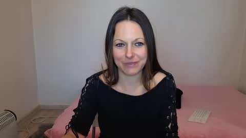 Snapshot of angelslive99 chatting on April 23, 12:29 pm Giulia online show from April 23, 12:29 pm
