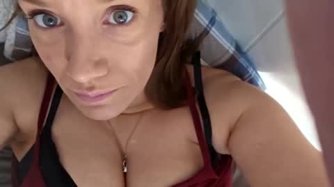 Snapshot of angelvanderpool71 chatting on January 6, 2:14 pm angelvanderpool71 online show from January 6, 2:14 pm