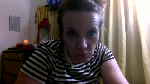 Snapshot of angelvanderpool71 chatting on February 19, 3:57 am angelvanderpool71 online show from February 19, 3:57 am
