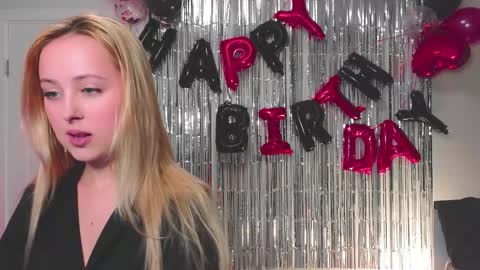 Snapshot of angelxloe chatting on February 10, 7:07 pm Im Chloe i do FLASH BOOBS for new fan club online show from February 10, 7:07 pm