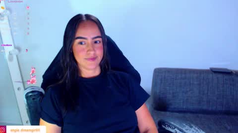 Snapshot of angie_dreamgirl chatting on February 19, 11:45 pm IG angie dreamgirl01 online show from February 19, 11:45 pm