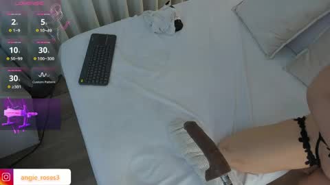 Snapshot of angiee_roses chatting on May 16, 12:40 am angiee roses online show from May 16, 12:40 am