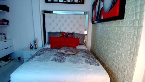 laura  online show from October 18, 4:08 pm