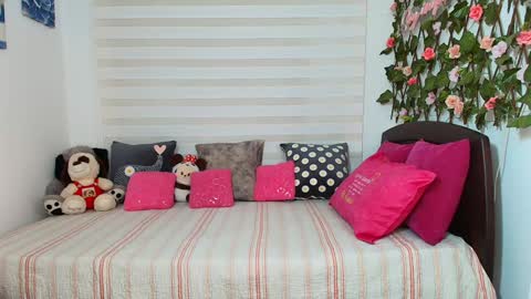 Snapshot of anielli69 chatting on February 7, 12:58 am laura online show from February 7, 12:58 am